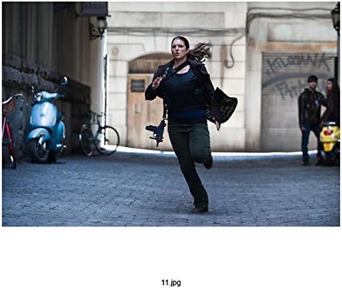 Haywire Gina Carano בתור Mallory Kane רץ עם אקדח 8 x 10 אינץ '