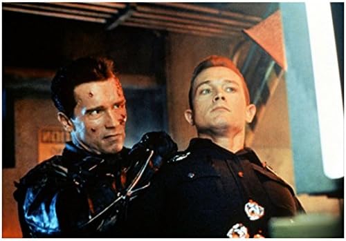 רוברט פטריק 8 אינץ 'x 10 אינץ' קטלנית 2: יום שיפוט הליכה את הקו את ה- X-Files כשוטר עם ארנולד שוורצנגר מאחוריו Kn